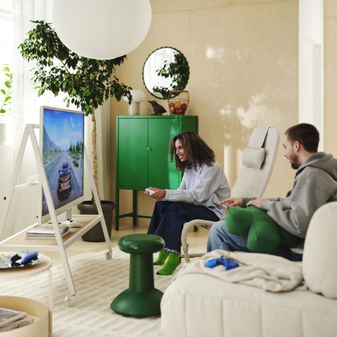 ikea-xbox-yxstaby-collection-gaming-neuf-produits Un couple joue dans un salon équipé de meubles et accessoires IKEA YXSTABY conçus avec Xbox